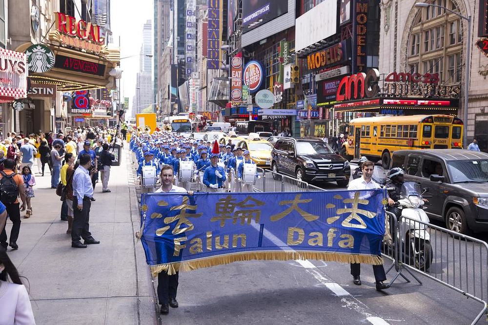 Velika povorka od više 8.000 Praktikanata Falun Dafa na Manhattan-u, New York.