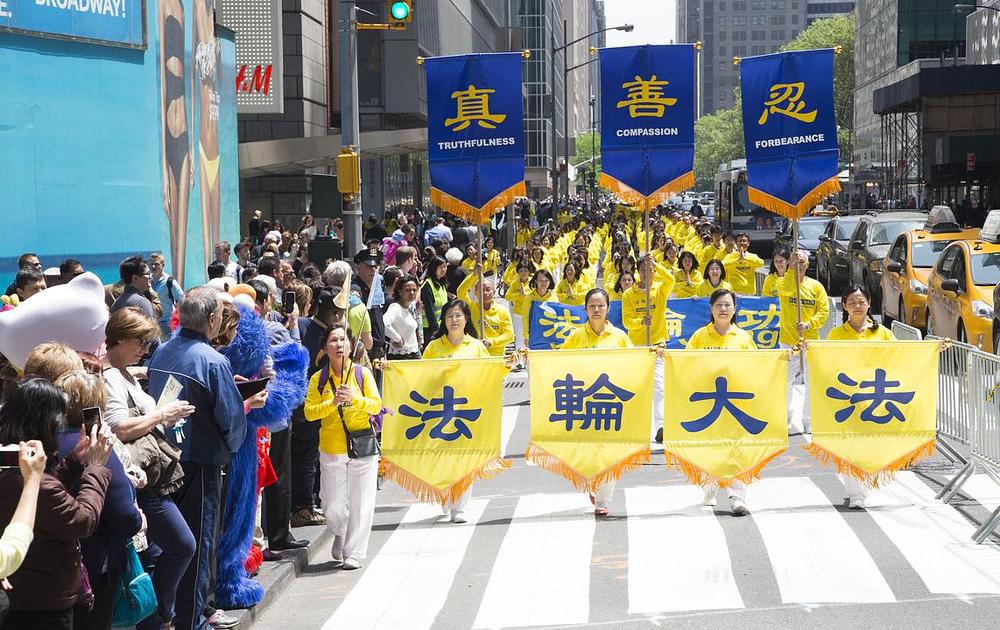 Na transparentu na čelu povorke piše: Falun Dafa.