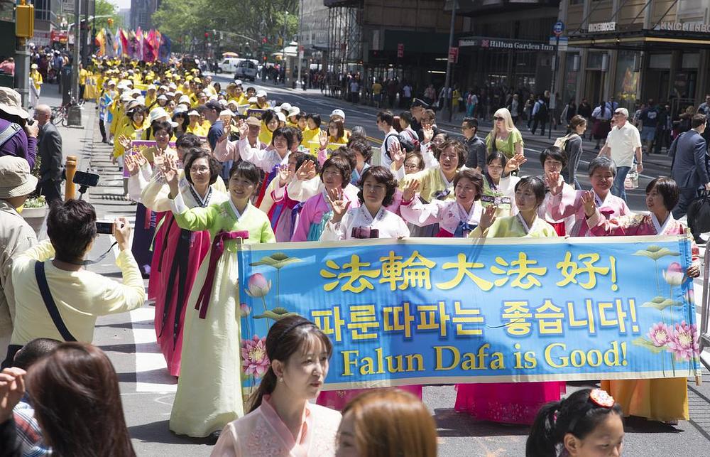 Grupa učesnika parade obučene u nacionalnu odjeću zemalja iz kojih dolaze.