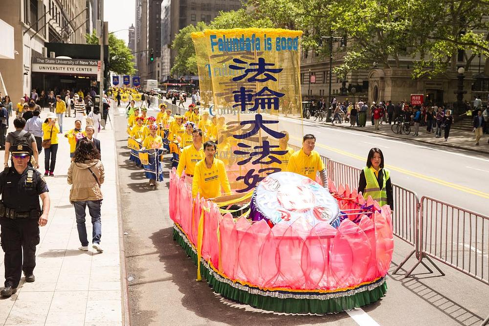 Vozilo sa transparentom „Falun Dafa je dobar“.