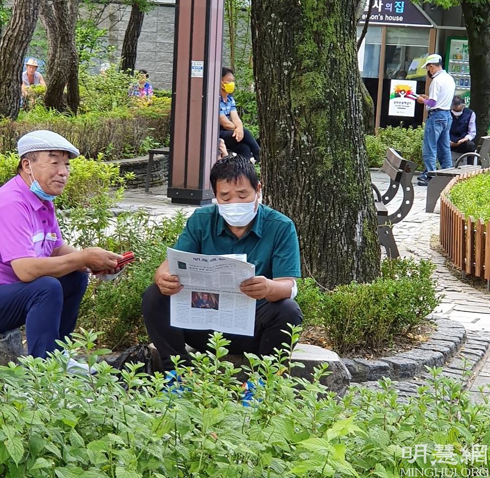 Ljudi u Taebaeku, najvišem gradu u zemlji, čitajte Sedmični  Minghui, izdanje na korejskom.