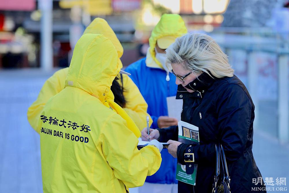 Tanya Seley, neovisna novinarka, potpisala je peticiju za podršku naporima Falun Gong praktikanata da okončaju progon u Kini