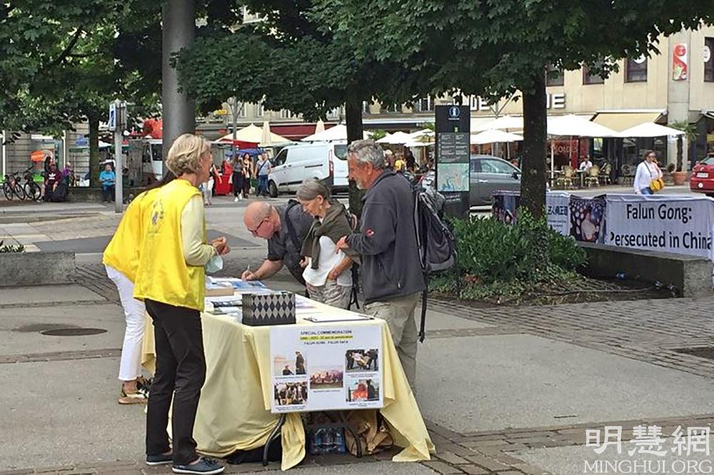 Prolaznici se informiraju o Falun Dafa i potpisuju peticiju protiv progona 