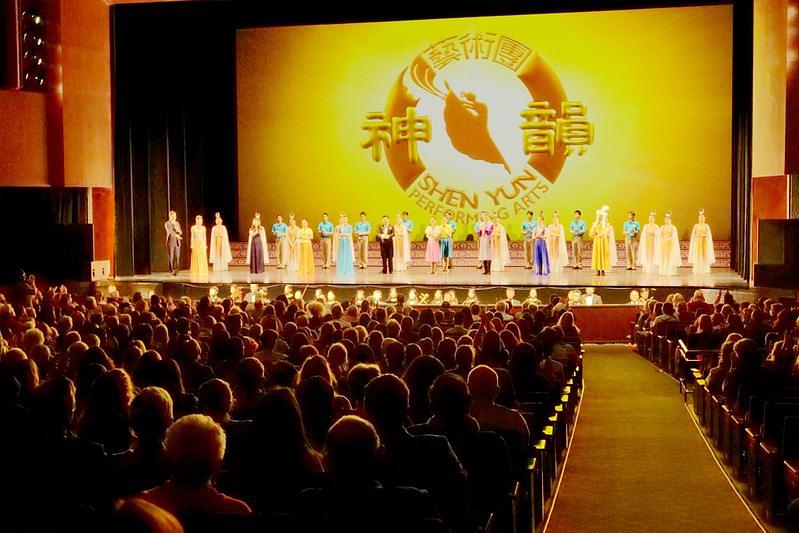 Poziv izvođačima Shen Yun North America Company da izađu pred pozorišnu zavjesu u dvorani Popejoy u Albuquerqueu, Novi Meksiko, 1. novembra 2021. godine.