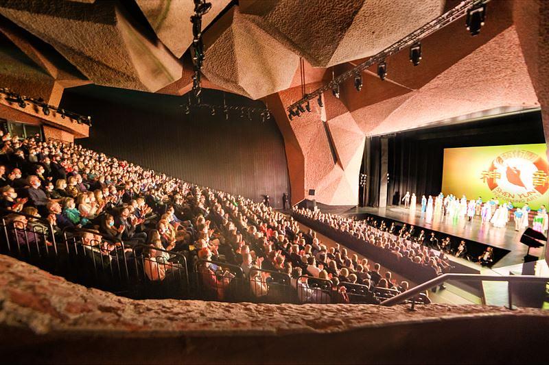  Shen Yun Global Company u koncertnoj dvorani CKK Jordanki u Toruńu, Poljska, navečer 21. januara. Trupa je izvela tri rasprodane predstave (uključujući jednu dodatnu) u Toruńu 20. i 21. januara. (The Epoch Times)