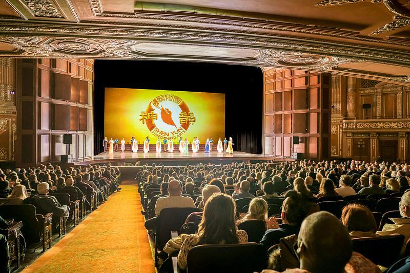 The Shen Yun World Company u Centru za scenske umjetnosti Benedum u Pittsburghu, Pennsylvania, 22. januara. Trupa je izvela četiri predstave u Pittsburghu od 21. do 23. januara. (The Epoch Times)
