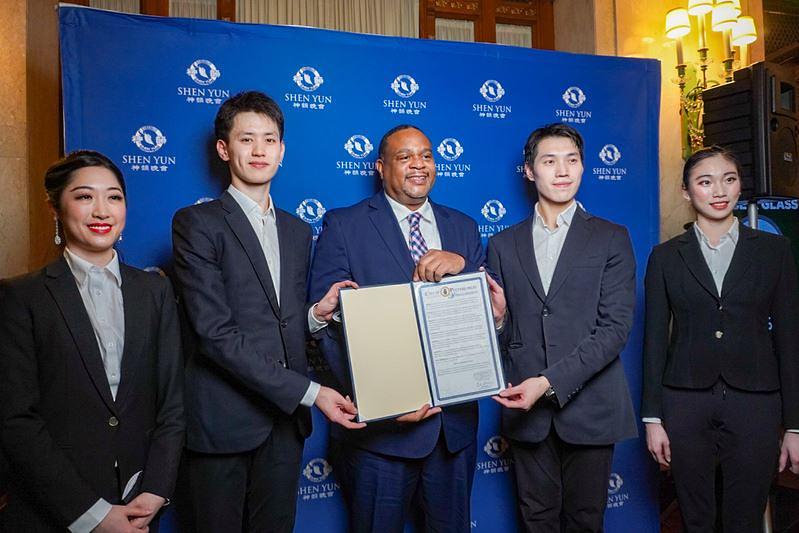 Nakon spuštanja zavjese nakon predstave Shen Yun World Company popodne 23. januara, gradonačelnik Pittsburgha Gainey je izvođačima uručio proglas, zahvalivši Shen Yunu što su blagoslovili grad i na prekrasnoj izvedbi. (NTD Televizija)