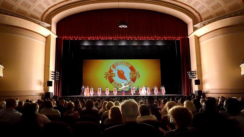  Publika poziva trupu Shen Yun touring company na bis u Merrill Auditorium u Portlandu, Maine, 2. oktobra 2021. Trupa je imala dva nastupa u Portlandu 2-3. Oktobra 2021.