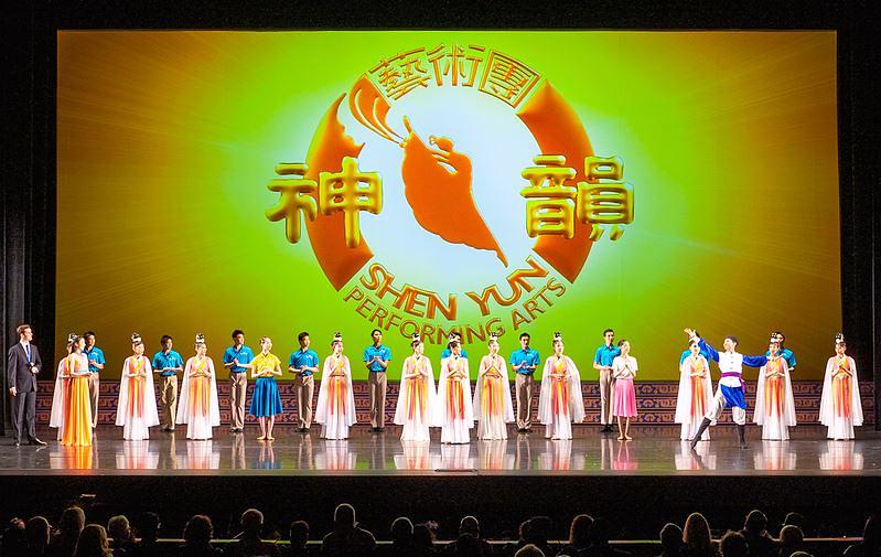 Trupa Shen Yun New Era Company u Kauffman Centru za scenske umetnosti - pozorište Muriel Kauffman u Kansas Citiju, Missouri, 9. oktobra 2021.
 