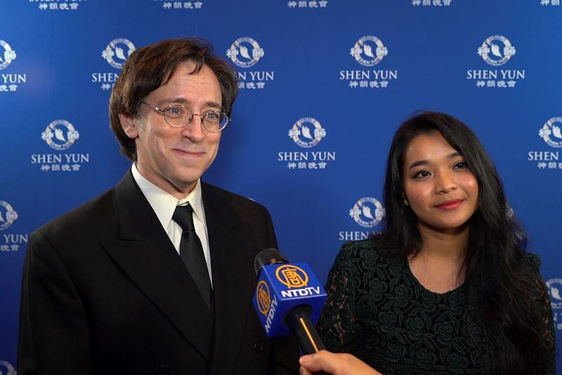 David Vest Reinolds, autor bestselera Nev York Timesa, arheolog i autor više priručnika o Ratovima zvezda, uživao je u Shen Yun sa prijateljicom u Louisvilleu, Kentucki, 9. oktobra 2021. godine. 