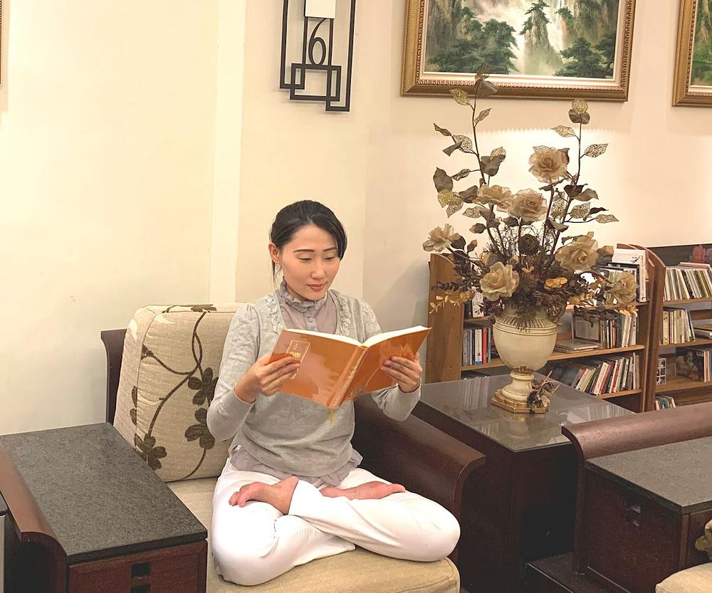 Gospođa Vang Iuking čita knjigu Džuan Falun 