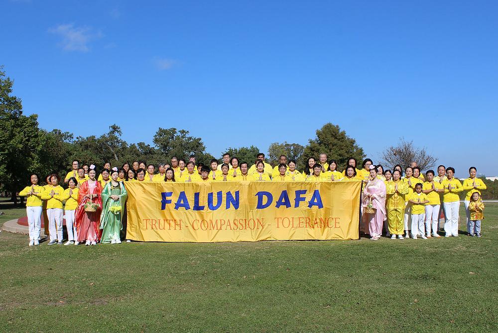 Falun Dafa praktikanti, na dan 20. novembra 2021. godine, šalju pozdrave osnivaču ove duhovne prakse u Arthur Storey Parku u Houstonu u Texasu.