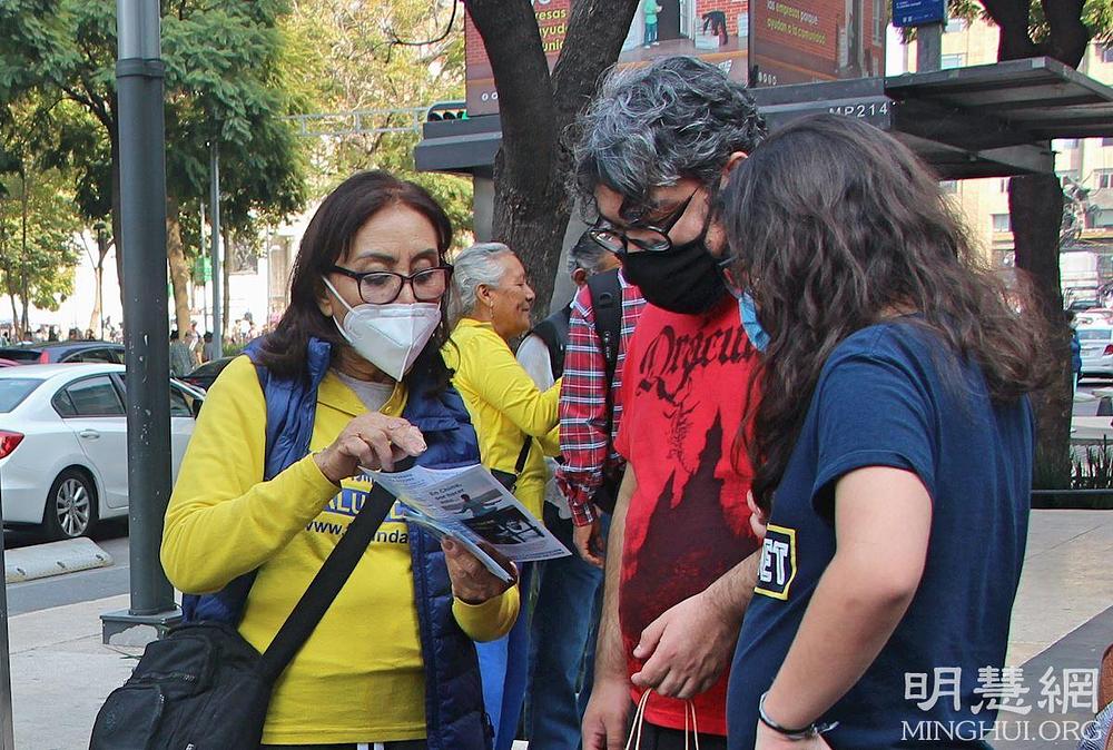 Praktikanti su održali aktivnosti objašnjavanja istine u istorijskom centru Meksiko Sitija 5. decembra, dan nakon konferencije.