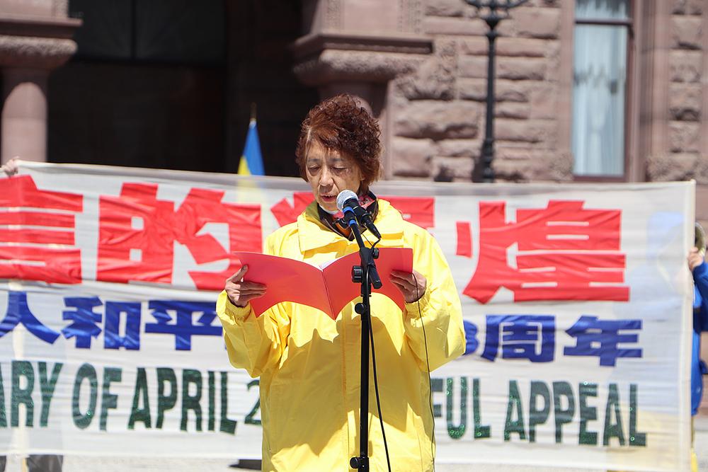 Feng Xiumin, učesnica apela održanog 25. aprila, govori na skupu.