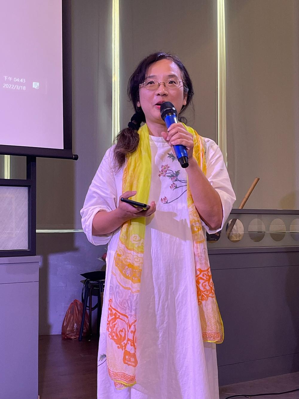  Venli održava muzičke forume kako bi promovisala Shen Yun i govorila ljudima o Falun Dafi.