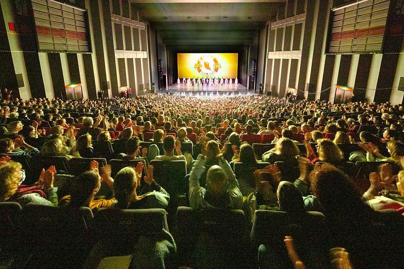  The Shen Yun New York Company u Palais des Congrès de Tours u Toursu, Francuska, uvečer 22. aprila. Kompanija je izvela pet nastupa u Toursu od 20. do 24. aprila 2022. (The Epoch Times)
