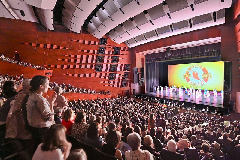 The Shen Yun Touring Company u Northern Alberta Jubilee Auditorium u Edmontonu, Kanada, 24. aprila. Kompanija je izvela tri nastupa u Edmontonu od 23. do 24. aprila. (The Epoch Times) 