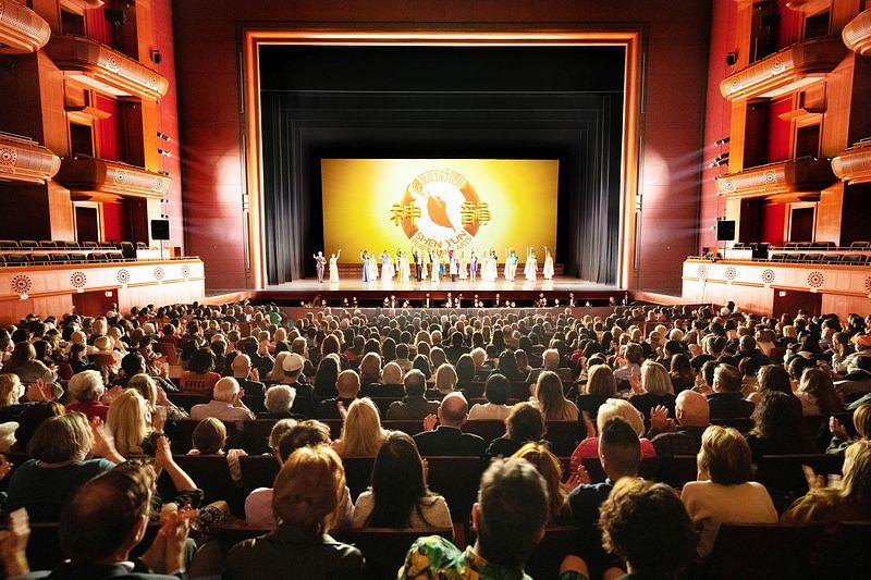 Shen Yun Global Company u New Jersey Performing Arts Centru u Newarku, New Jersey, 24. aprila. Kompanija je izvela pet predstava u Newarku od 21. do 24. aprila, sve su predstave izvedene pred prepunim auditorijem. (The Epoch Times)
 