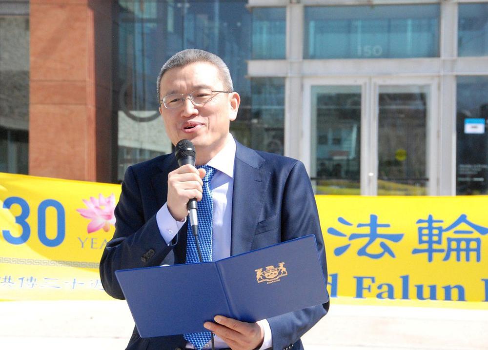 Lokalni Falun Dafa praktikant Micheal Cui