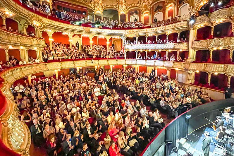 Shen Yun New York Company u prepunoj dvorani opere u Grazu, Austrija, popodne 30. aprila. Kompanija je imala četiri nastupa u Grazu od 28. do 30. aprila. (The Epoch Times)