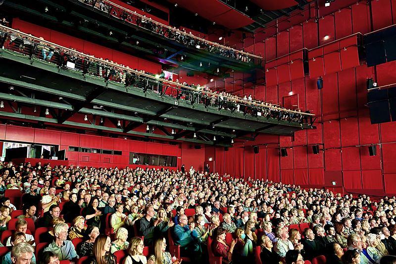 The Shen Yun World Company u prepunoj dvorani Theater am Potsdamer Platz u Berlinu, Njemačka, 1. maja. Trupa je izvela ukupno 12 predstava u Theater am Potsdamer Platz od 20. aprila do 1. maja. (The Epoch Times)