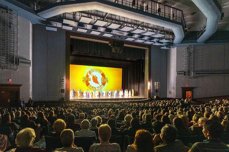 The Shen Yun North America Company u prepunoj dvorani Rosemont pozorišta u Rosemontu, Illinois, 1. maja. Trupa je izvela četiri predstave u Rosemontu od 29. aprila do 1. maja. (The Epoch Times)