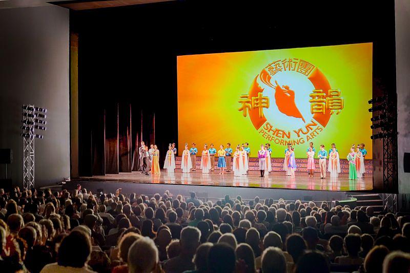 Pozorišna trupa Shen Yun New Era je izvela dvije predstave pred prepunim dvoranama u Mobile Civic Center Theatre u Mobileu, Alabama, 30. aprila. (The Epoch Times)