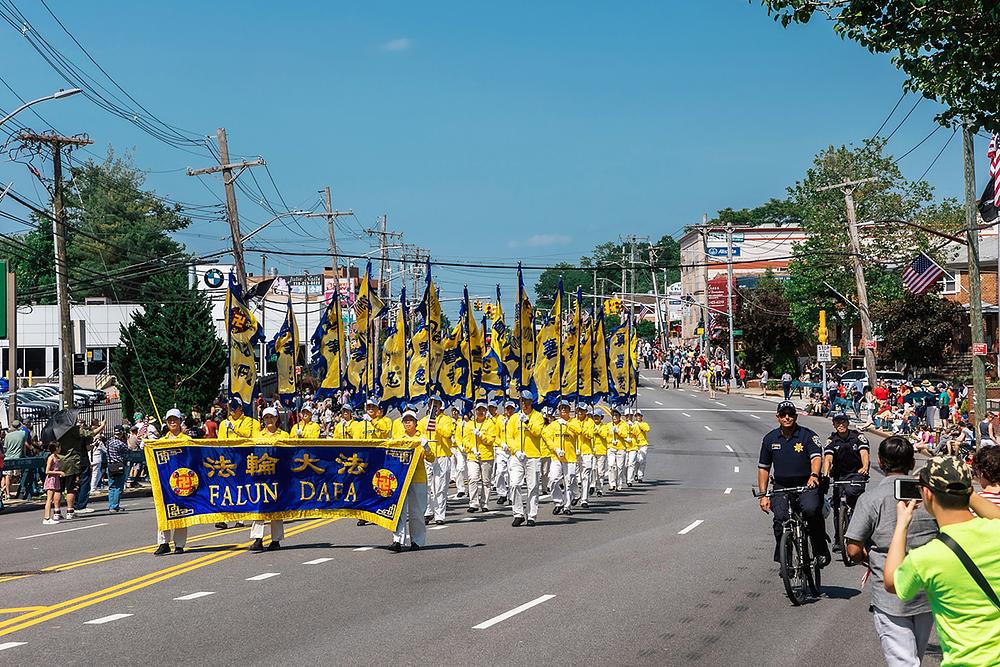Praktikanti su učestvovali u paradi u povodu Dana sjećanja na Little Neck-Douglaston na Long Islandu, 30. maja 2022. godine. 