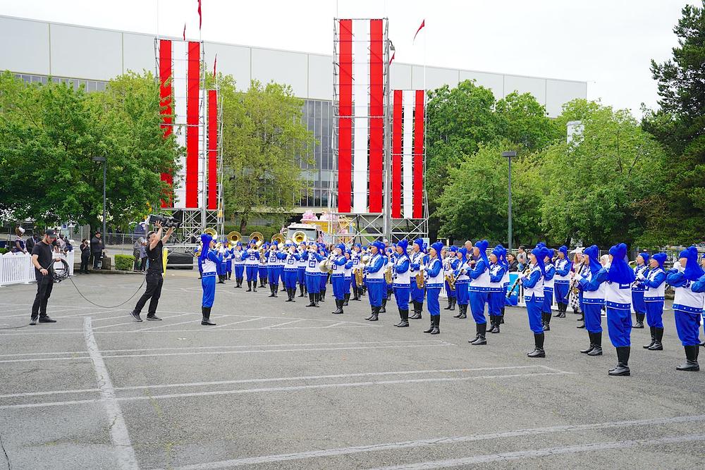  Tian Guo marširajući orkestar je bio pozvan da nastupi na direktnom televizijskom prenosu.
