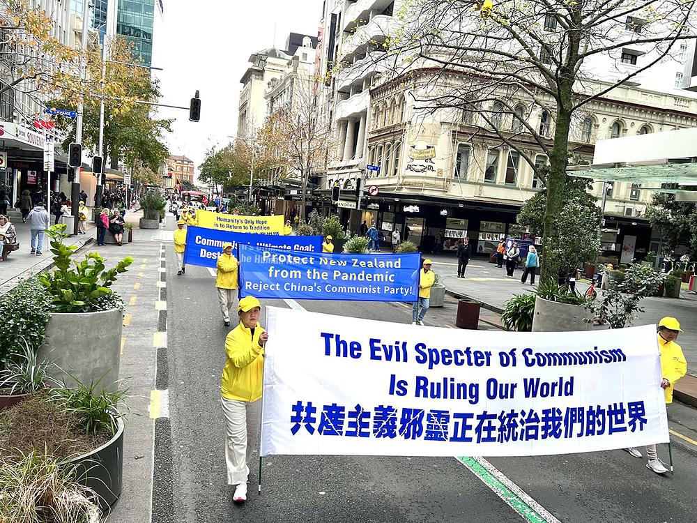 Praktikanti su 25. lipnja 2022. održali paradu u Aucklandu na Novom Zelandu, kako bi podsjetili ljude na progon koji je u tijeku u Kini. 