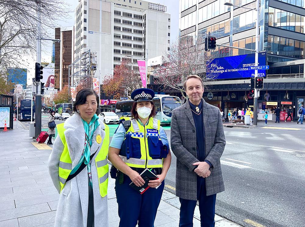Policajka Wendy Pickering (u sredini) pohvalila je Falun Dafa. 