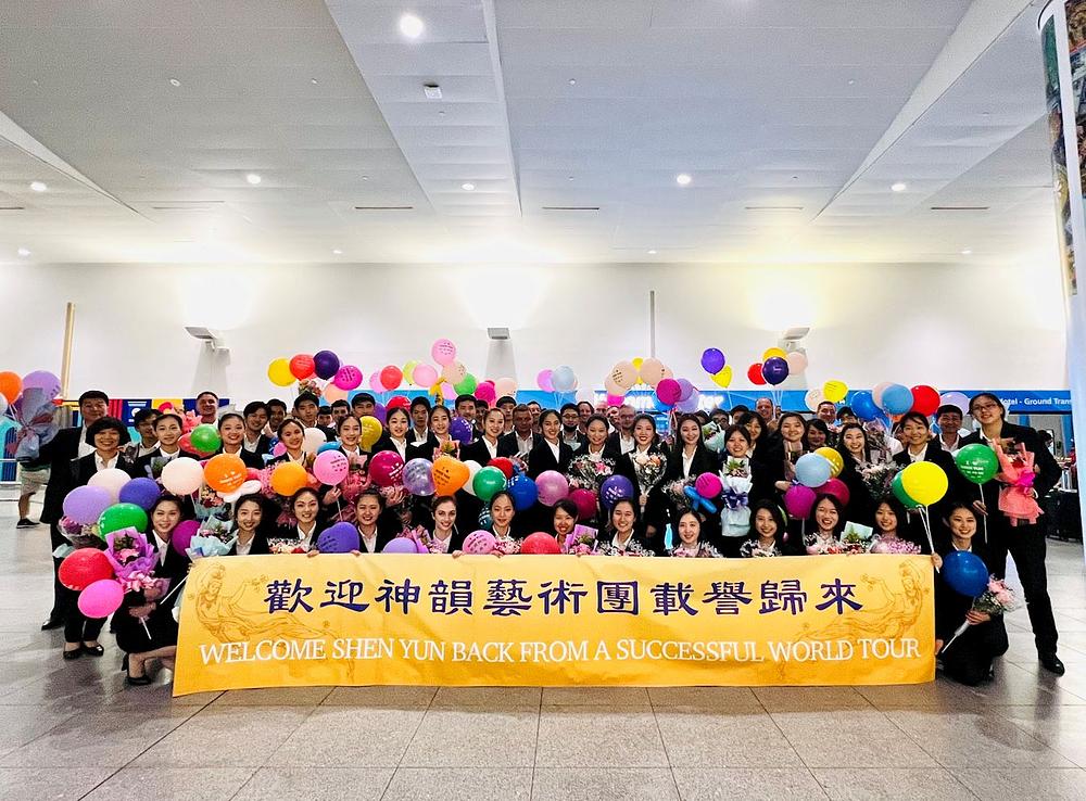 The Shen Yun New York Company se vratila u New York 2. jula. Izvođače su na aerodromu dočekali obožavatelji sa cvijećem i balonima. (The Epoch Times) 