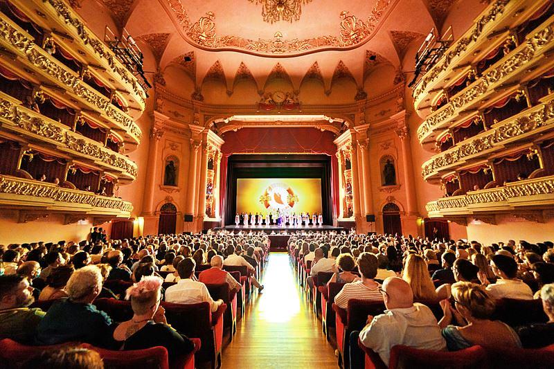  The Shen Yun New York Company u Teatro Filarmonico u Veroni, u Italiji, 26. juna. Izvođači su tri puta izlazili da se naklone. Ova je pozorišna trupa u Veroni 25. i 26. juna imala dva nastupa, oba pred prepunim dvoranama. (The Epoch Times)