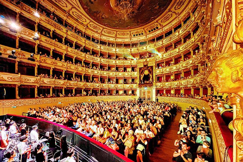 The Shen Yun New York Company u Teatro Regio u Parmi, u Italiji, 23. juna. Nakon predstave izvođači su se dvaput naklonili. Trupa je izvela tri predstave u Parmi od 21. do 23. juna, sve pred prepunim dvoranama. (The Epoch Times)
 