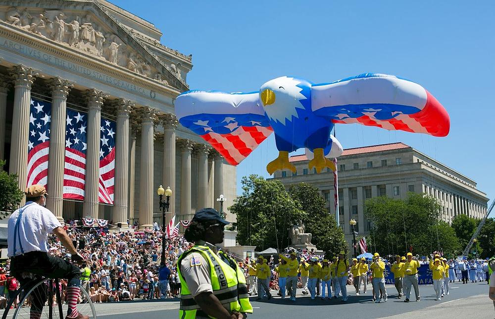 Na poziv organizatora, praktikanti su tijekom parade nosili ogromni balon u obliku orla 