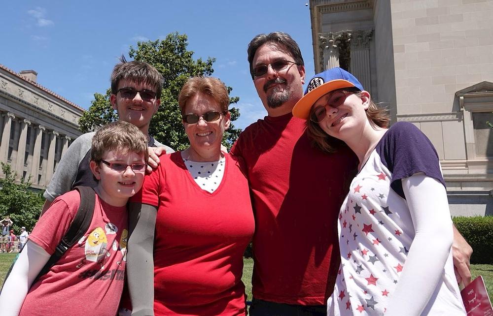 Jennie Mcguire (u sredini nosi crvenu majicu) iz Arizone i njezin suprug doveli su svoje troje djece da vide paradu. 