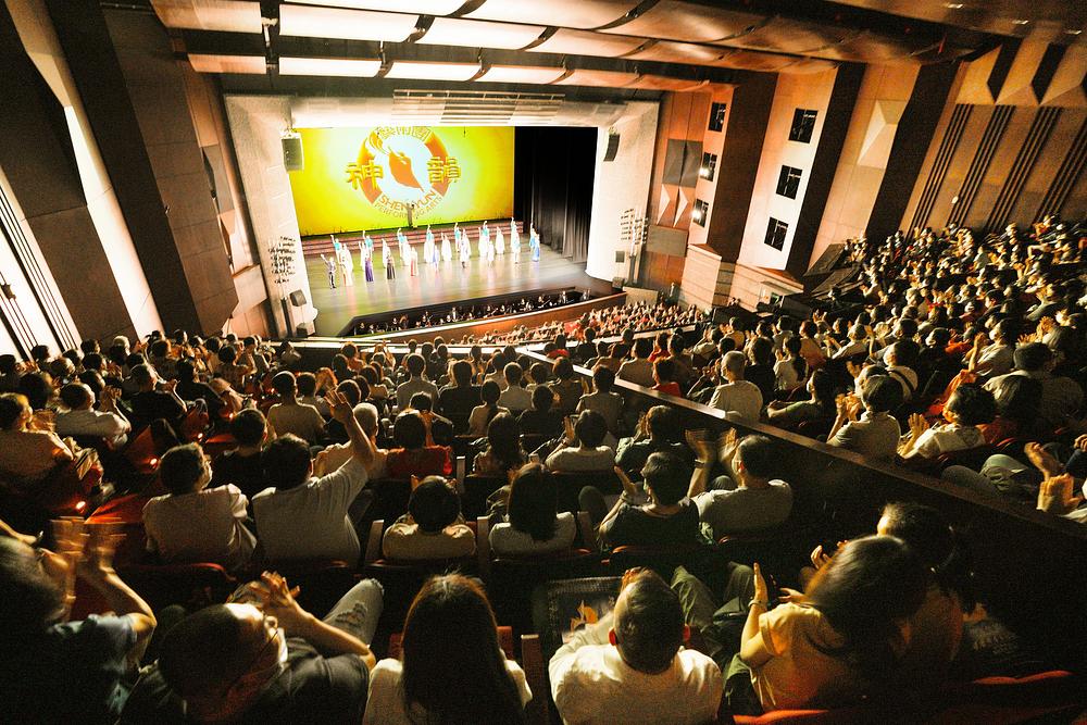 Shen Yun International Company u Yuanlin Performing Arts Hallu u Changhui, na Tajvanu , 3. srpnja. Trupa je 3. srpnja predstavila dva nastupa u Changhui.
