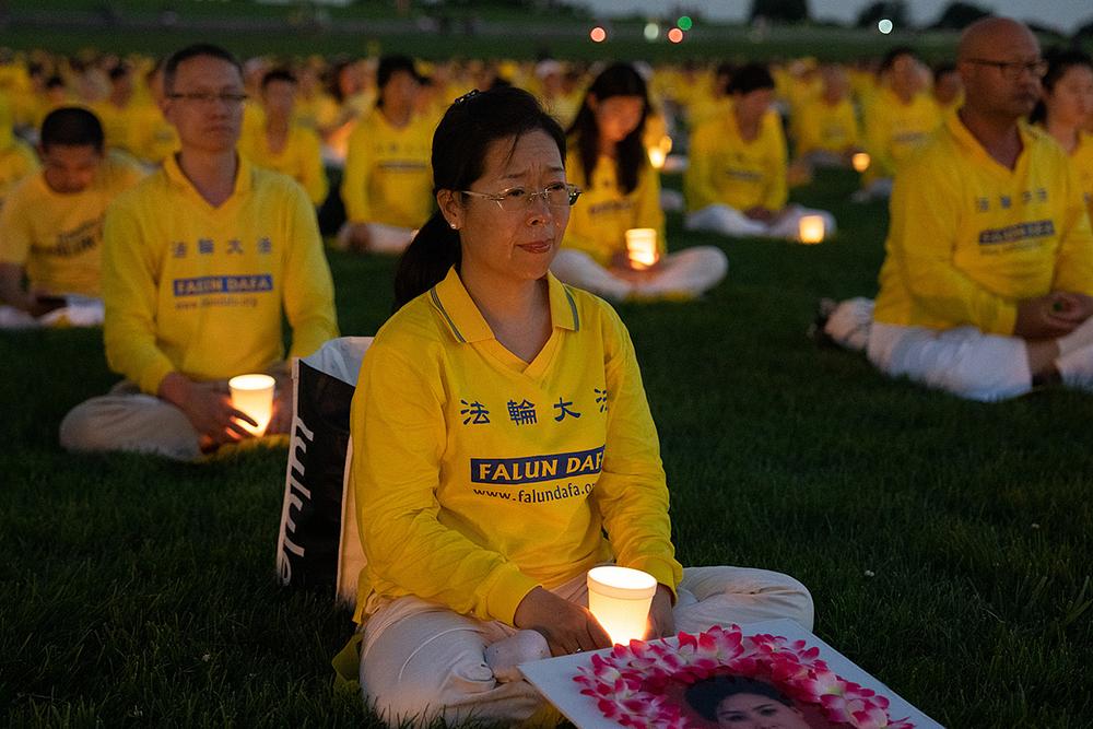  Falun Dafa praktikanti održali su bdjenje uz svijeće ispred spomenika Washingtonu 21. srpnja 2022. u znak žalosti za ubijenima tijekom progona u Kini.