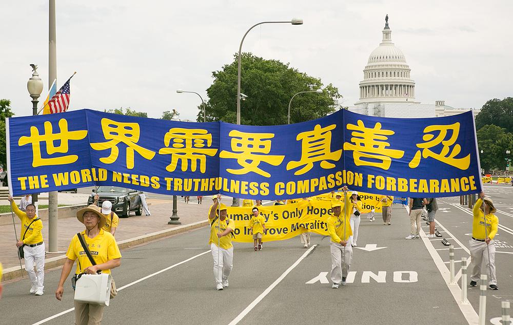 Praktikanti su 21. jula 2022. održali veliku paradu kako bi podigli svijest o 23 godine dugom progonu u Kini.