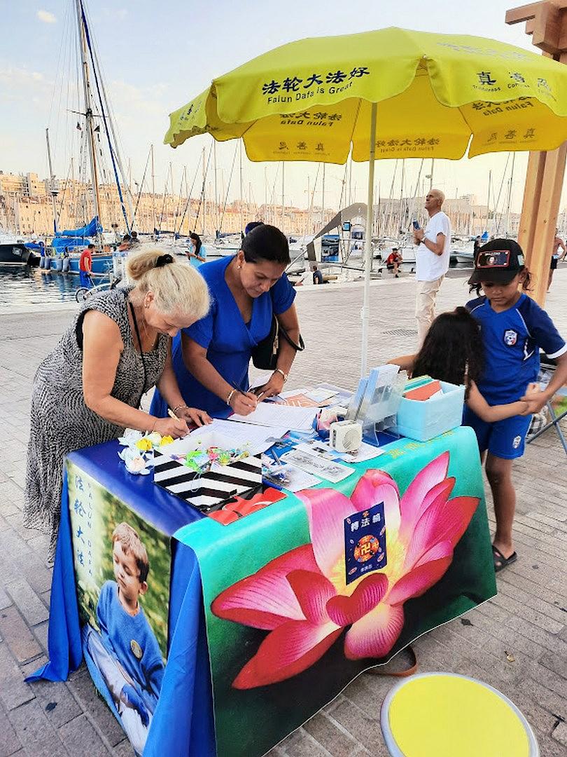 Ljudi potpisuju peticiju tijekom skupa u Vieux-Port-u 20. srpnja.