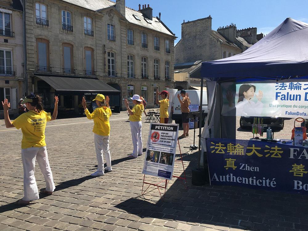 Praktikanti su izvodili vježbe na Place Saint Sauveur u Caen-u 16. srpnja 2022.