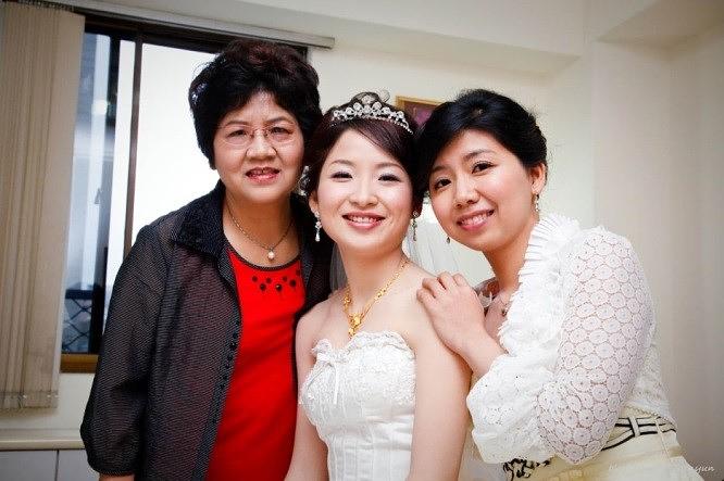  Nakon što su svjedočile promjenama kod gospođe Liao Pei- ju (u sredini), njezina majka (lijevo) i sestra (desno) također su počele prakticirati Falun Gong.