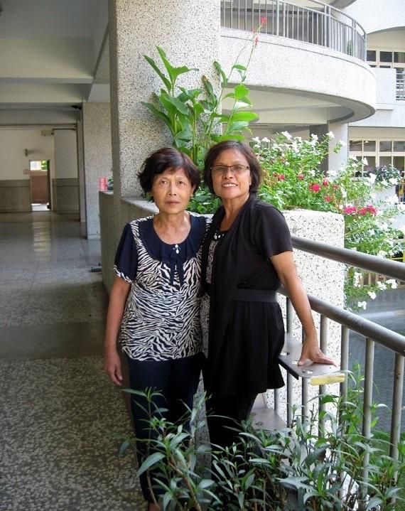 Caiming (lijevo) i njena njegovateljica gđa. Lai