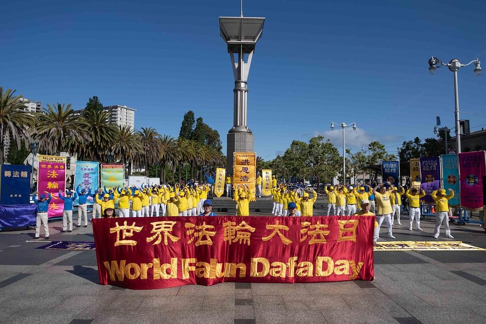  Praktikanti Falun Gonga slave Svetski dan Falun Dafe.