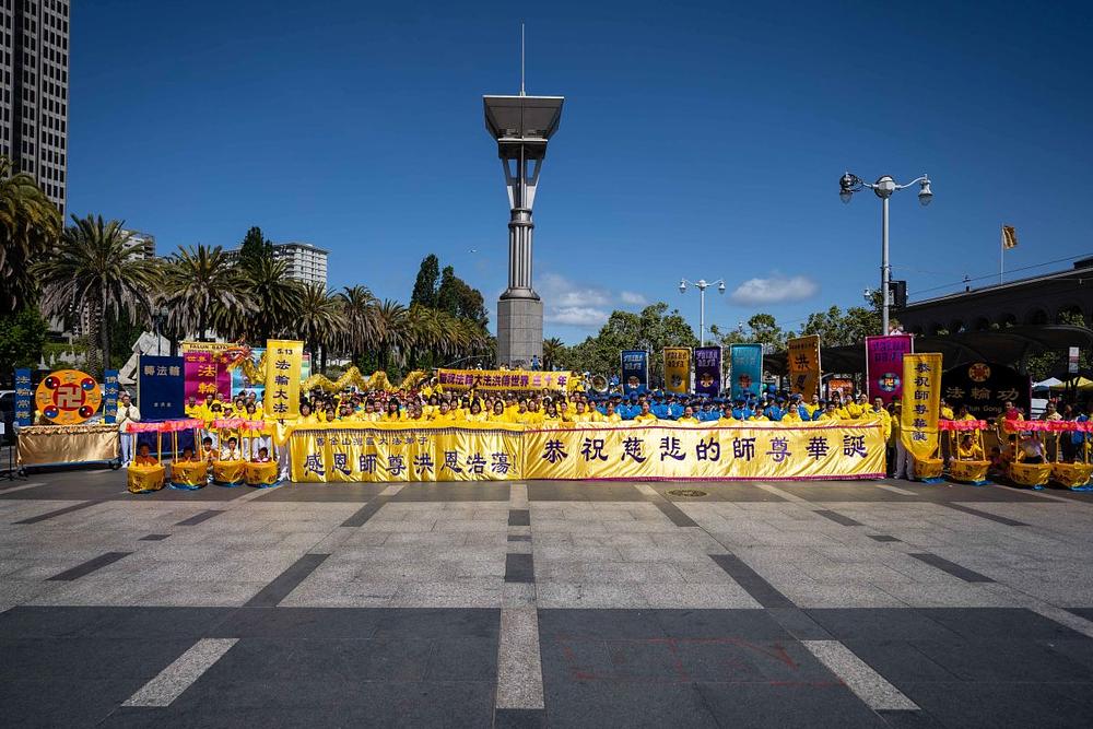 Praktikanti Falun Gonga u San Francisku žele majstoru Liju srećan rođendan.
