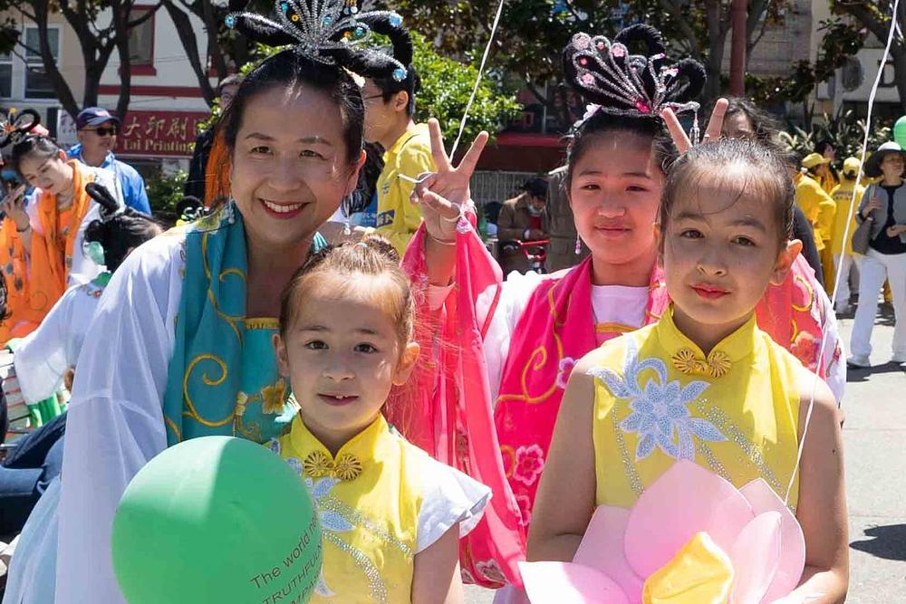 Praktikanti su održali paradu kako bi proslavili Svetski dan Falun Dafe.