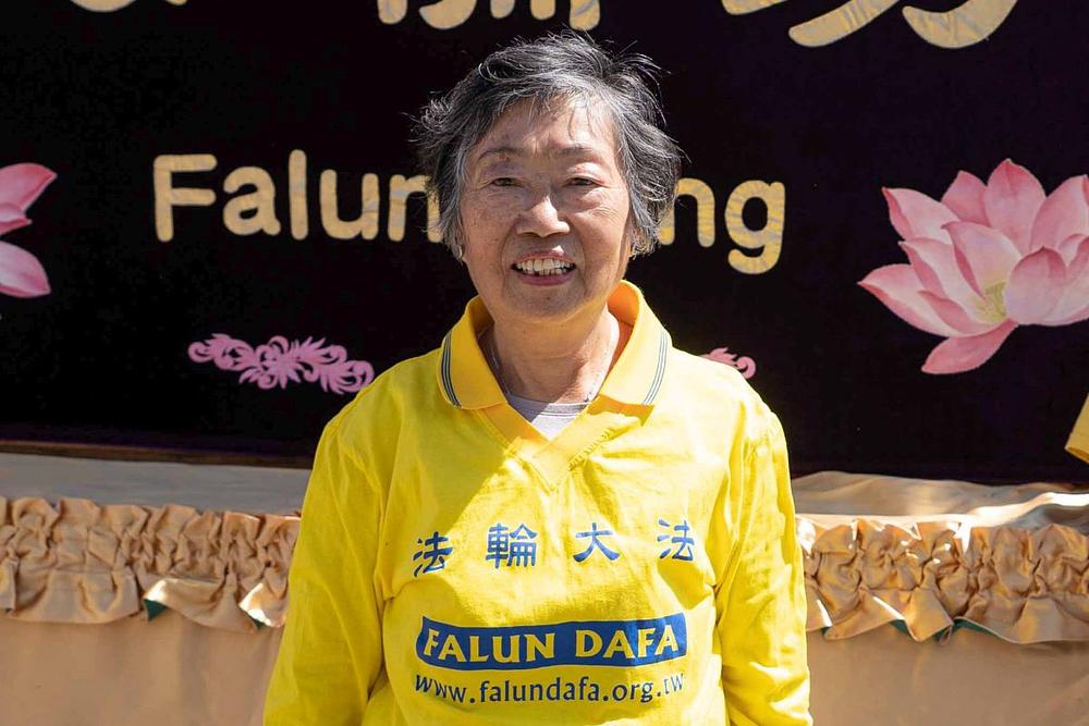  Sja, 84, je zahvalna što učestvuje u aktivnostima povodom proslave Svetskog dana Falun Dafe.