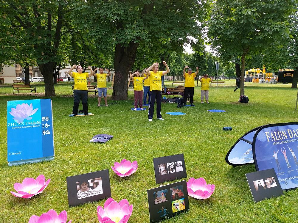 Praktikanti objašnjavaju istinu i slave 30. obljetnicu Svjetskog Falun Dafa dana tijekom 14. svibnja 2022. u parku Franje Tuđmana