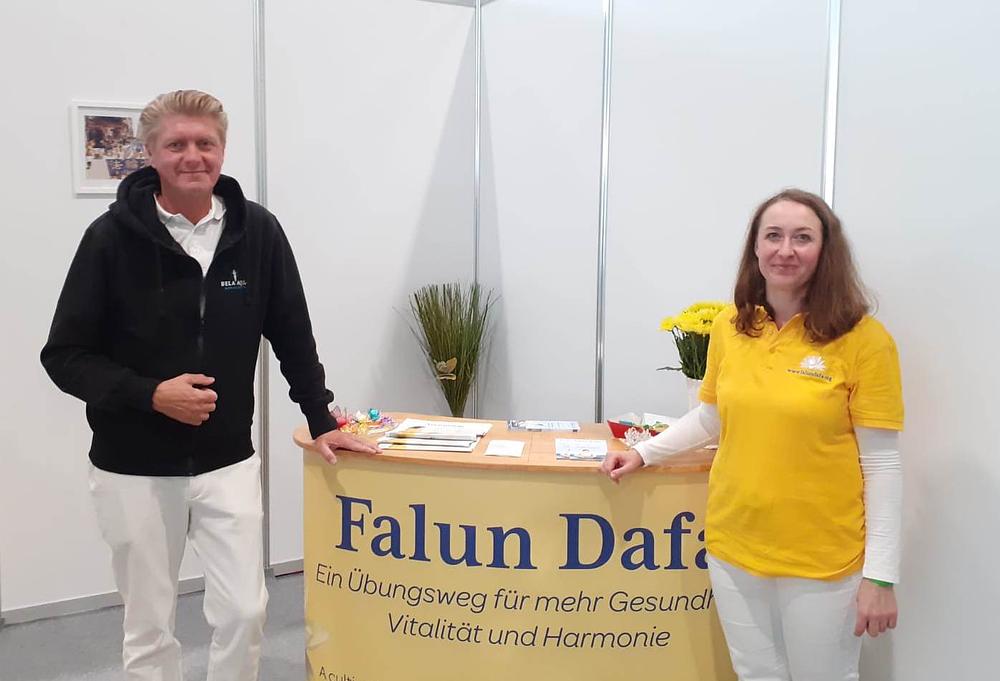  Mnogi su ljudi zastali kako bi razgovarali s praktikantima na štandu Falun Dafa na Sajmu za starije osobe u Bremenu
