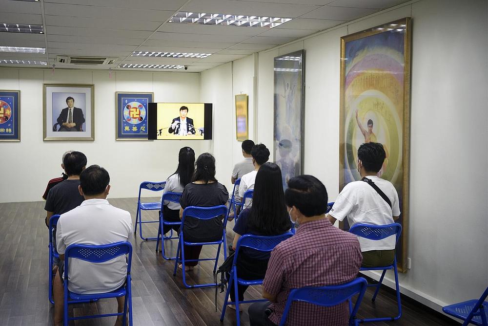  Učesnici su gledali seriju devetodnevnih video predavanja koje je održao gosp. Li Hongzhi, osnivač Falun Dafa.